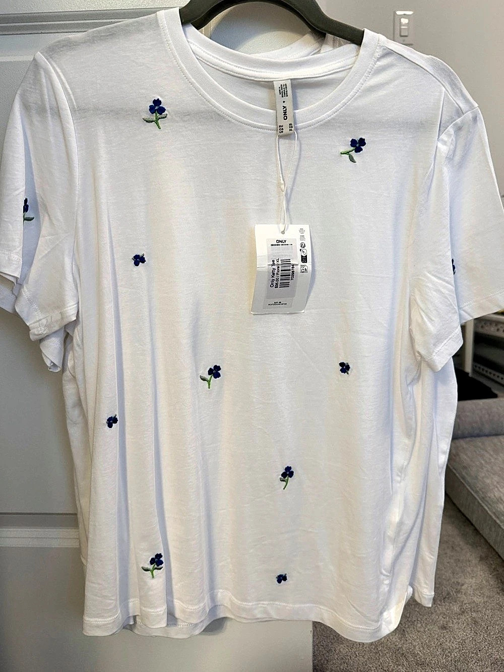ONLY Ketty Tee Floral Short Sleeve in White & Blue XL